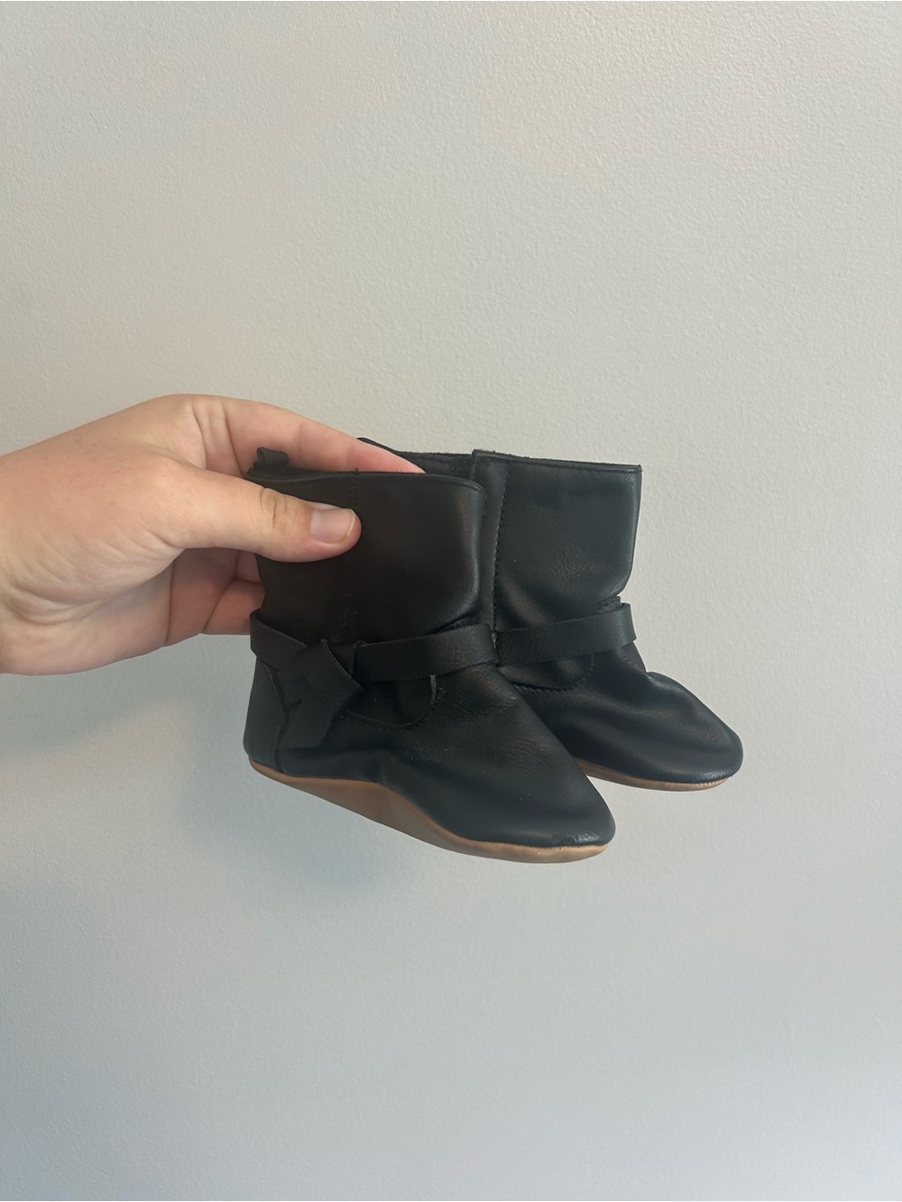 Old navy 12/18m black soft sole inner Velcro booties